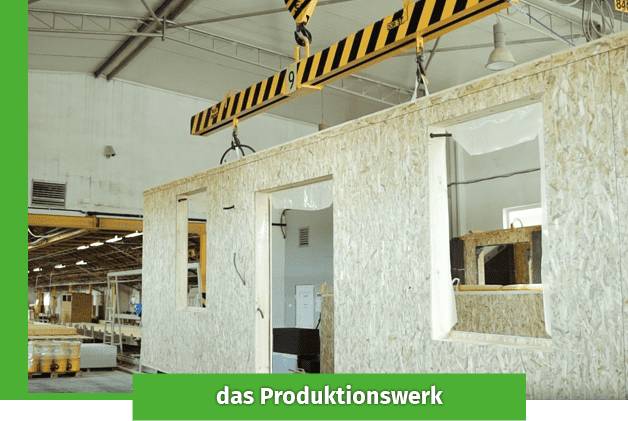 Das Enovia Haus Produktionswerk Blick in eine Produktionshalle mit einem Kran und Wandsegmenten.