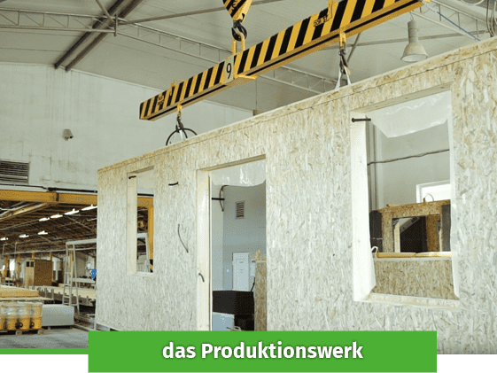 Enovia Haus Produktion Produktionseinrichtung mit Holzpaneelen und Kran zur Montage.