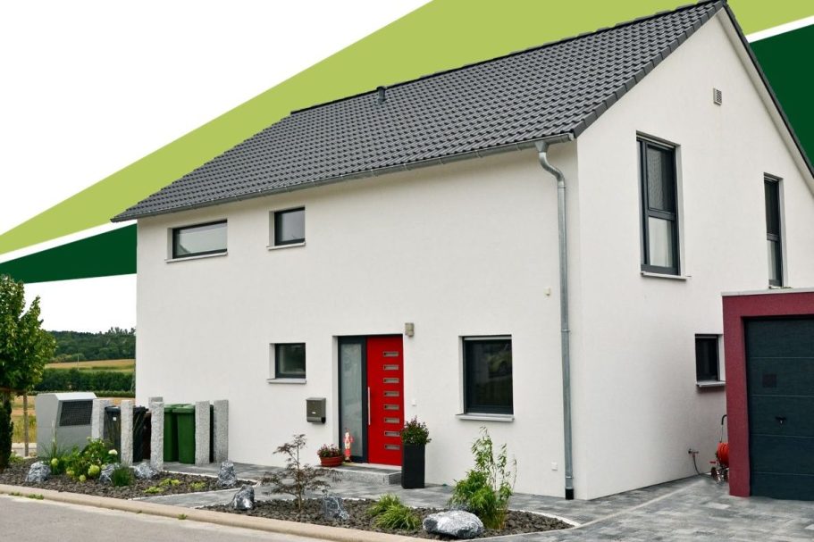 Ein modernes, dreigeschossiges Haus mit weißer Fassade und roter Eingangstür.