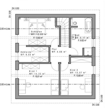 Grundriss eines Hauses mit mehreren Räumen und einem zentralen Treppenhaus.