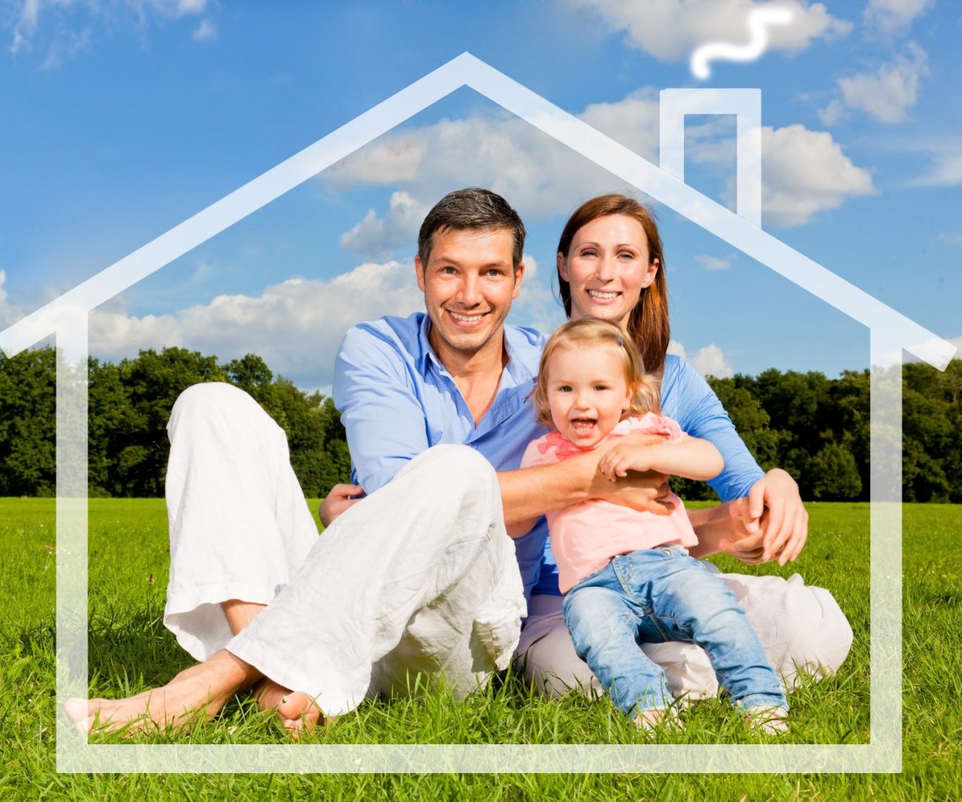 Lächelnde Familie mit Kleinkind im Freien, eingerahmt von einer Hausumrandung.