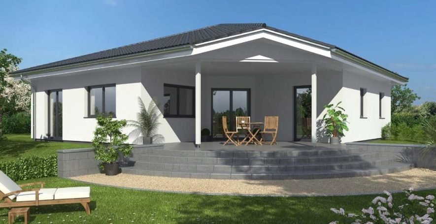 Einfamilienhaus mit Veranda, Garten und modernen Sitzmöbeln.