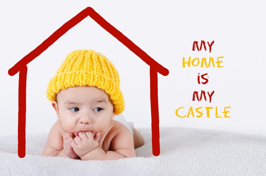 Ein Baby mit gelbem Hut liegt unter einem roten Hausumriss mit dem Text "My home is my castle".