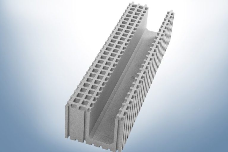 Grau-gestreifter Betonelementkanal mit rechteckigem Querschnitt.