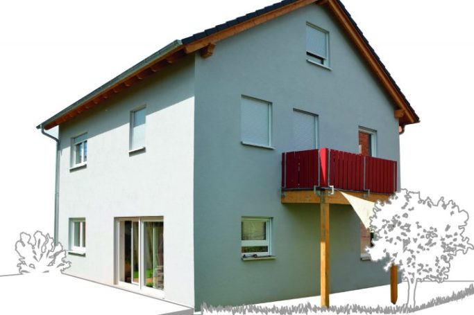 Modernes, zweigeschossiges Haus mit rotem Balkon und großen Fenstern.