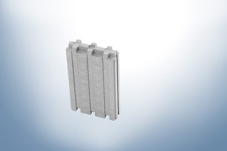 Graue Heizkörper mit mehreren Lamellen vor einem hellen Hintergrund.