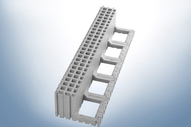 Graue Kunststoffplatte mit mehreren rechteckigen Ausschnitten.