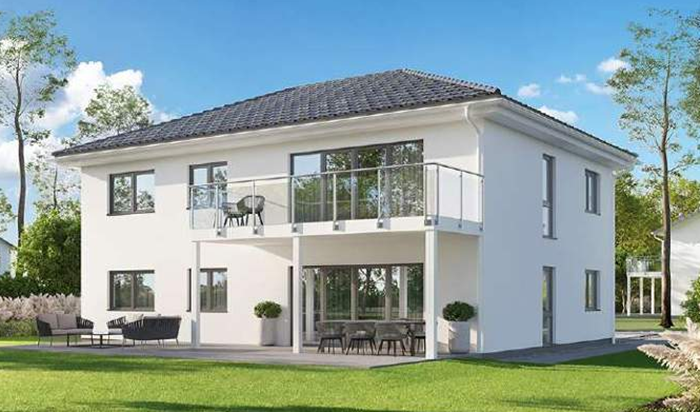 Moderner, weißer Wohnhaus mit Balkon und großflächigen Fenstern in grüner Umgebung.