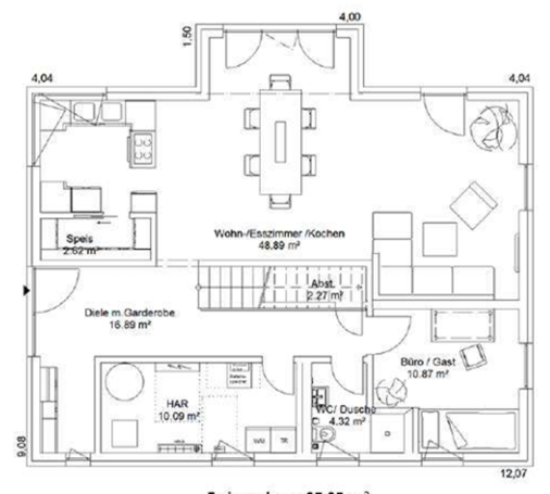 Grundriss eines Hauses mit Wohnbereich, Küche, Esszimmer und mehreren Räumen.