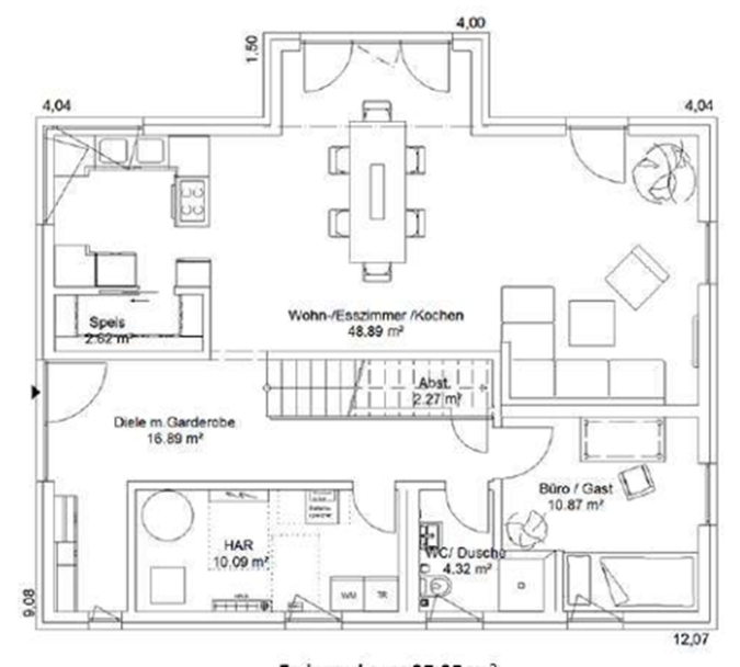 Erdgeschoss Grundriss eines Hauses mit Wohn-, Ess- und Küchenbereich sowie Schlafzimmern.