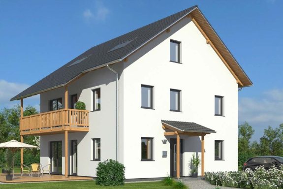 Modernes zweigeschossiges Haus mit Balkon, weißen Wänden und Solarpanelen auf dem Dach.