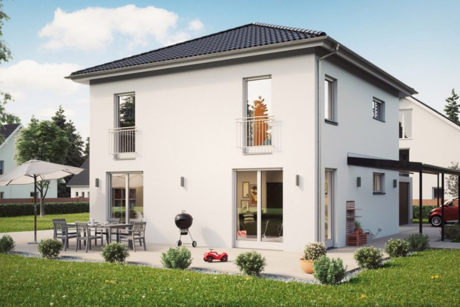 Modern, zweigeschössiges Haus mit Garten und Terrassenmöbeln.