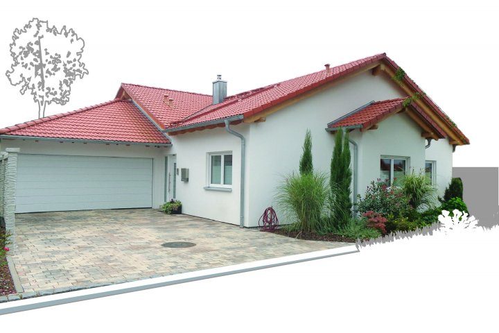 Helles Einfamilienhaus mit rotem Dach und Pflastersteinfahrweg.