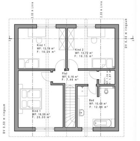 Grundriss eines Hauses mit mehreren Räumen und Treppe im Zentrum.