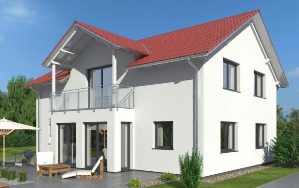 Modernes zweigeschossiges Haus mit rotem Satteldach und Balkon, umgeben von grüner Landschaft.