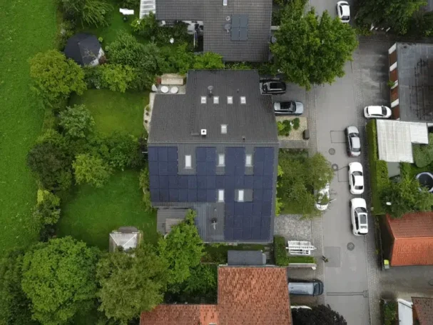 Luftaufnahme eines Wohngebiets mit mehreren Häusern und viel Grünflächen.