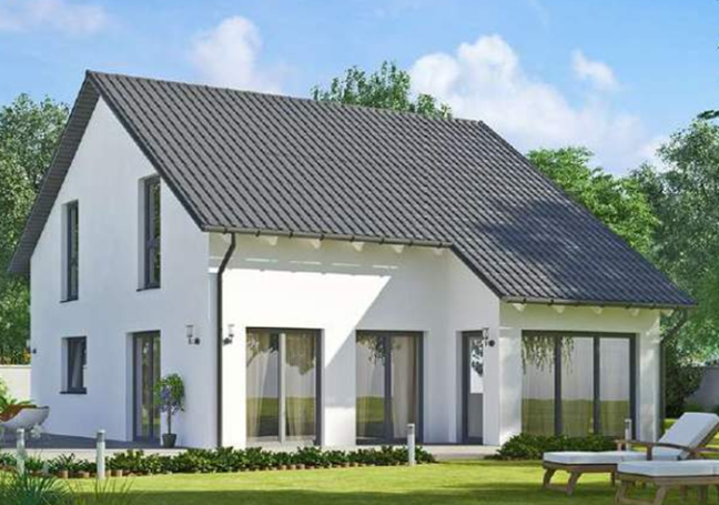 Modernes, weißes Einfamilienhaus mit Garten und großen Fenstern.