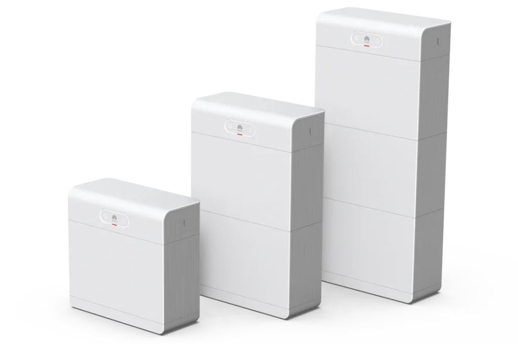 Drei weiße Boxen in unterschiedlichen Größen auf einem weißen Hintergrund.